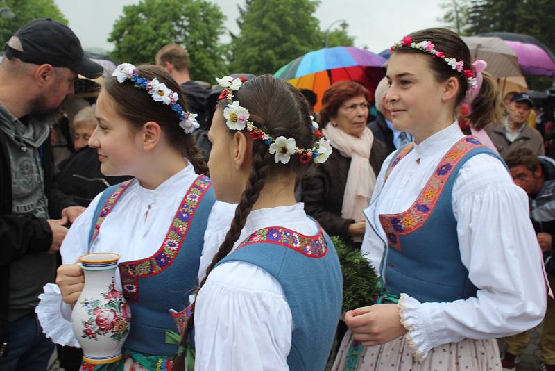 Žehnání pramenům. „Jde o děkovnou modlitbu, že v tomto kraji, našem městě i farnosti jsou léčivé prameny,“ vysvětlil farář Hubert Wojcik.