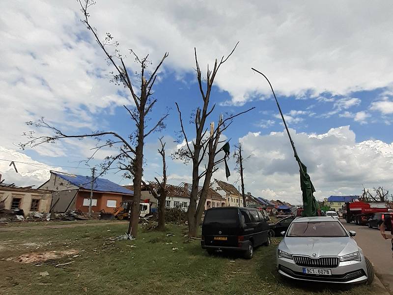 Moravská Nová Ves, sobota 26. června 2021. Přijely desítky dobrovolníků pomáhat s odstraňováním s následky čtvrtečního tornáda, které se prohnalo obcí.