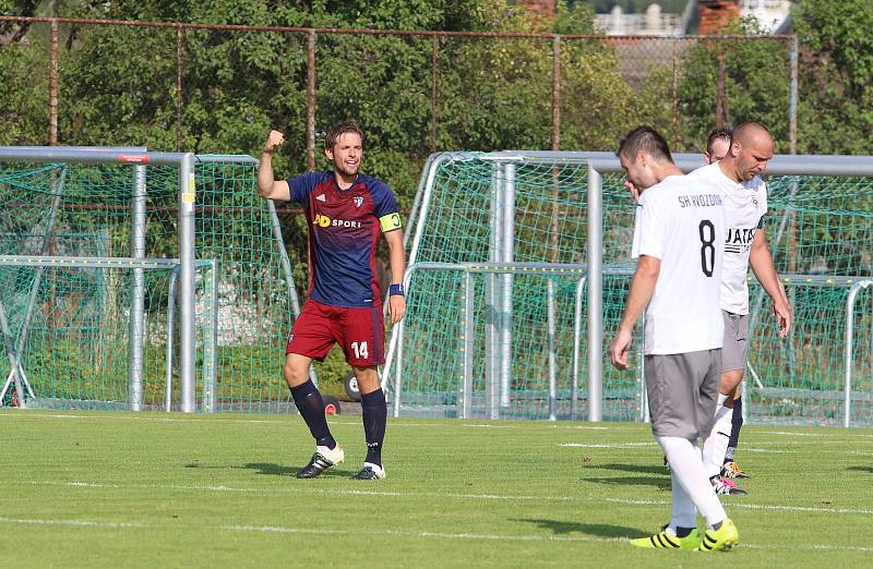 Fotbalisté Štípy (v tmavých dresech) porazili Hvozdnou jednoznačně 5:0.