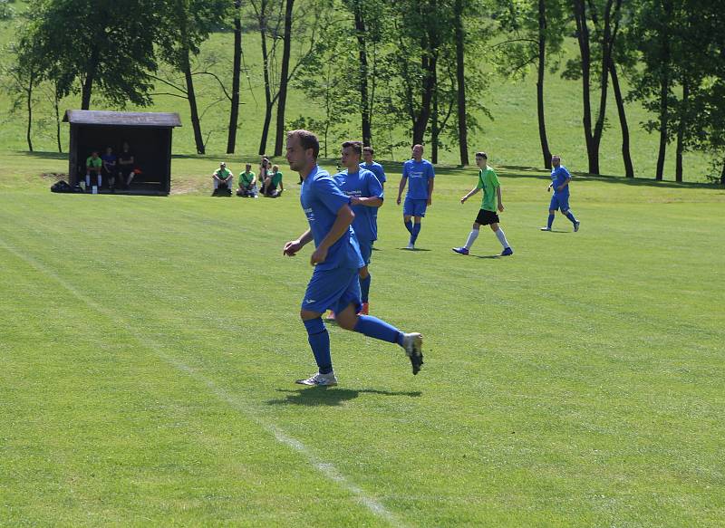 Fotbalisté Jasenné (modré dresy) smetli mužstvo Slopné 5:0.