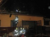 Požár střechy zámečnické dílny v Hovězí.