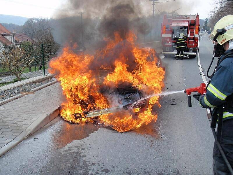 Během soboty vyjížděli profesionální hasiči ze Zlína a Otrokovic na dva hlášené požáry osobních aut u Zlína, kterým shodně vyhořely motorové prostory.