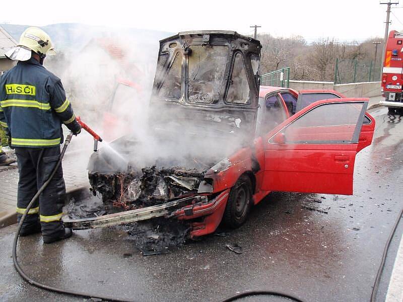 Během soboty vyjížděli profesionální hasiči ze Zlína a Otrokovic na dva hlášené požáry osobních aut u Zlína, kterým shodně vyhořely motorové prostory.