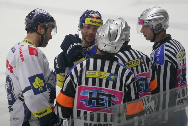 Extraligoví hokejisté Zlína (v modrém) proti Liberci. 
