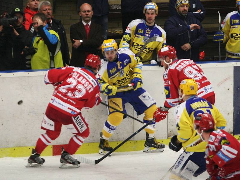 Extraligoví hokejisté Zlína (ve žlutém) v rámci 5. rozhodujícího zápasu předkola play-off v neděli 13. března hostili Oceláře Třinec.