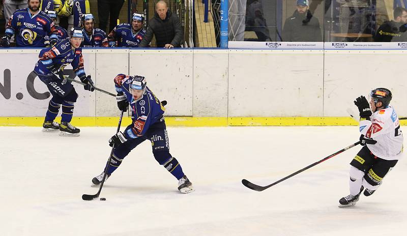 Hokejisté Zlína (modré dresy) v dohrávce 44. Tipsport extraligy vyzvali Spartu Praha.