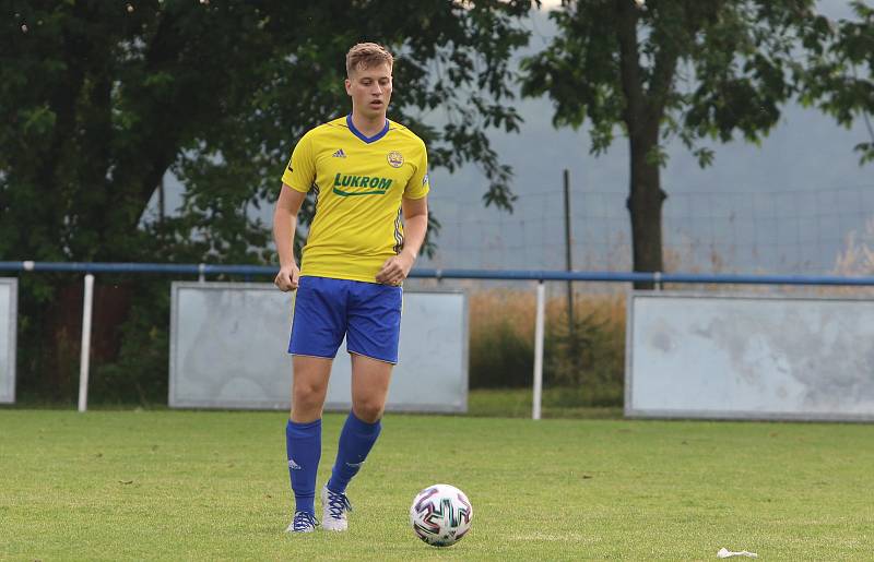 Fotbalisté Luhačovic (ve žlutých dresech) zvítězili na hřišti Sokola Veselá 4:3.