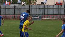 Sobotní třetiligové derby mezi Viktorií Otrokovice (modré dresy) a béčkem Fastavu Zlín skončilo výhrou domácího celku 2:0.