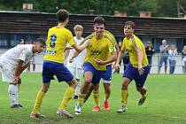 Starší dorostenci Zlína (žluté dresy) v dalším domácím derby zdolali Slovácko 3:1.
