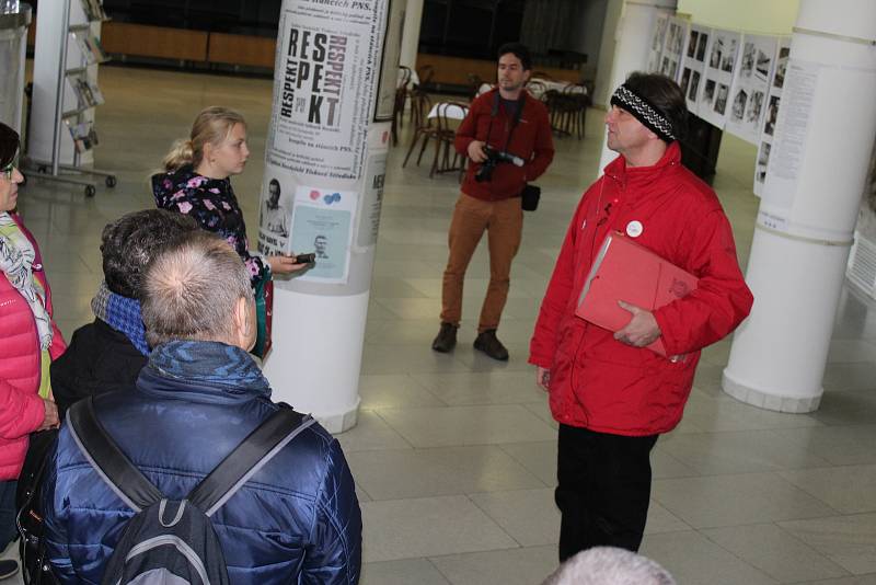 Divadlem pracujících po stopách Občanského fóra provedl herec Rostislav Marek, který byl jedním z hlavních aktérů sametového dění ve Zlíně.