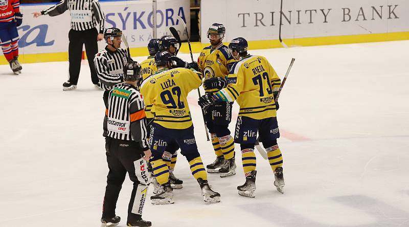 Hokejisté Zlína (žlutomodré dresy) ve třetím semifinále porazili Třebíč.