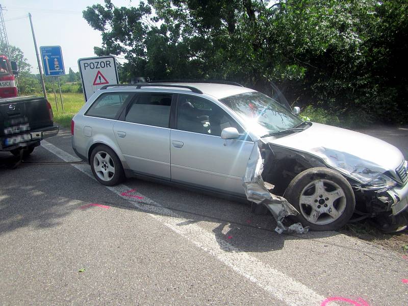 Nehoda audi s karavanem u Tlumačova