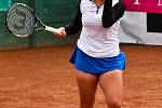 Rakušanka Melanie Klaffnerová (v bílém) ovládla 7. ročník mezinárodního tenisového turnaje žen kategorie ITF Smart Card Open Monet+ ve Zlíně, když v nedělním finále dvakrát přerušené deštěm bez větších problémů přehrála Slovenku Kristínu Kučovou 