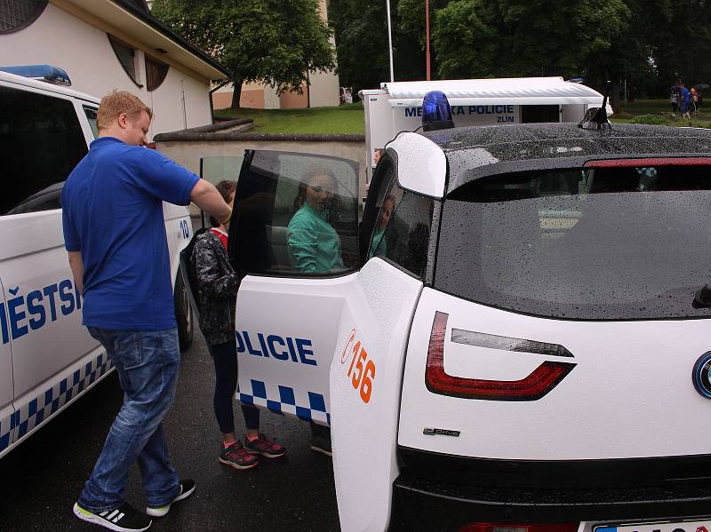 Tisícovky návštěvníků si v sobotu ve Zlíně užily Dne otevřených dveří Dopravní společnosti Zlín-Otrokovice (DSZO). Letos již po třinácté. Novinkou bylo deštivé počasí, to ale nikomu nevadilo.