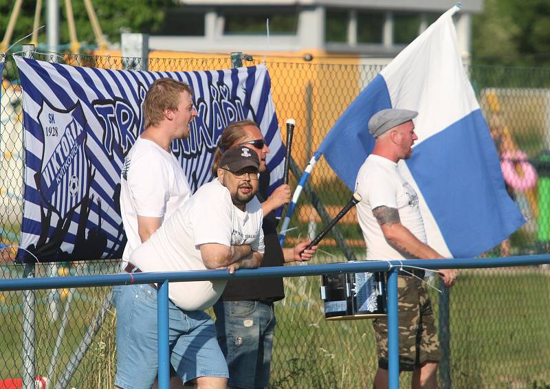 Fotbalisté Otrokovic (v modrobílých dresech) proti Slavičínu potvrdili roli favorita.