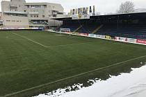 Pod sněhem se ve čtvretk večer ocitl stadion prvoligových fotbalistů FC Fastav Zlín, který ovšem bude v sobotu připraven hostit další ligový zápas domácích s Karvinou.