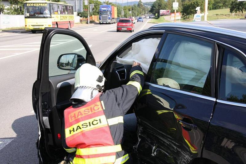 Dopravní nehoda u obce Lípa, aktivovaný hlavový airbag ochránil jednoho z řidičů.