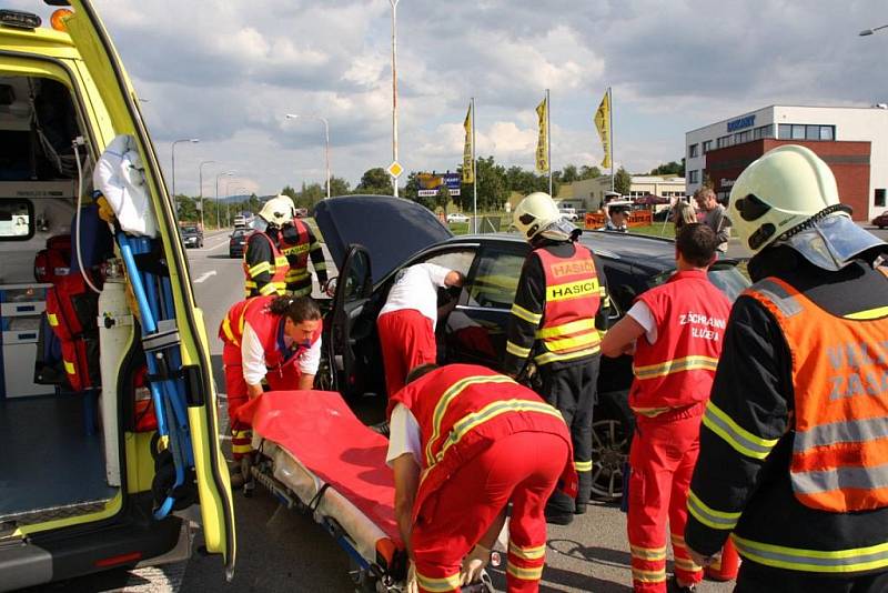 Dopravní nehoda u obce Lípa, aktivovaný hlavový airbag ochránil jednoho z řidičů.