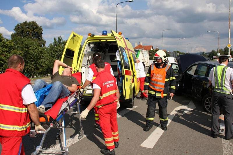 Dopravní nehoda u obce Lípa, aktivovaný hlavový airbag ochránil jednoho z řidičů.