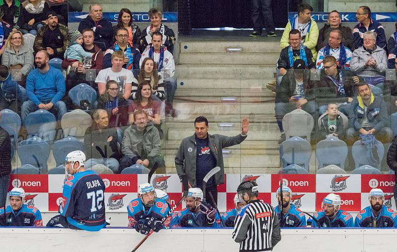 1. třetina zápasu Piráti Chomutov - Aukro berani Zlín Tipsport Extraligy v ledním hokeji.