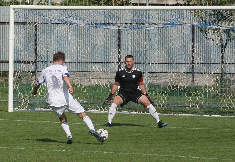 Fotbalisté Tlumačova (modré dresy) v rámci oslav výročí devadesáti let kopané v obci porazili Zdounky 2:0.