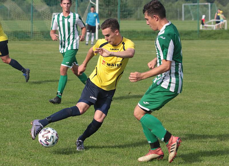 Fotbalisté Újezdu (ve žlutých dresech) zdolali Vysoké Pole 4:2 a před letní pauzou zůstali v čele Ligy4.