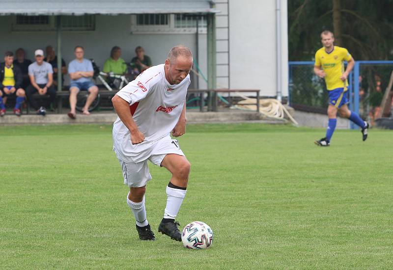 Fotbalisté Luhačovic (ve žlutých dresech) zvítězili na hřišti Sokola Veselá 4:3.