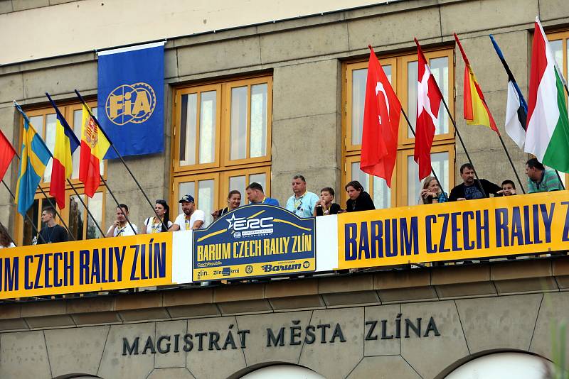 Slavnostní vyhlášení výsledků 51. ročnku Barum Czech Rally Zlín před radnicí. Z prvenství se posedmé v řadě, po desáté celkově, radoval Jan Kopecký.