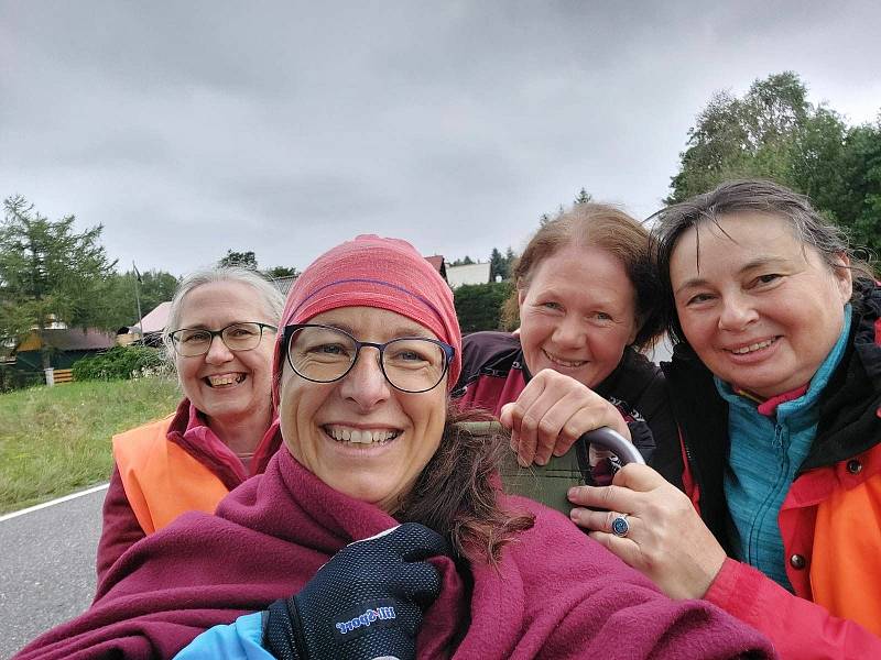 Abhejali Bernardová (44) ze Sri Chinmoy Marathon Teamu dokončila svůj ultratriatlon Dover-Praha, při kterém ve třech disciplínách urazila celkem 1111km (34km plavání, 895km kolo, 182km běh). Trvalo jí to 7 dnů, 12 hodin a 5 minut.