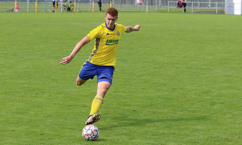 Fotbalisté Zlína B (žluté dresy) v 5. kole MSFL přehráli Znojmo 4:0. Foto: Jan Zahnaš