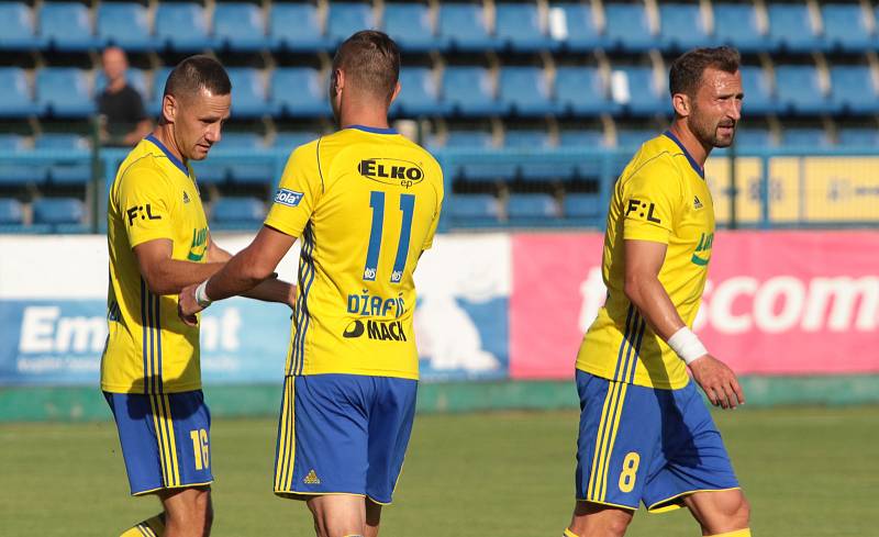 Fotbalisté Zlína (žluté dresy)  v generálce porazili slovenskou Senici 3:0. Foto: pro Deník/Jan Zahnaš
