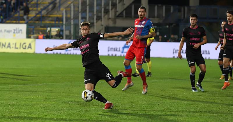 Fotbalisté Zlína nastoupili v sobotním zápase 13. kola FORTUNA:LIGY proti mistrovské Plzni ve speciálních černo-růžových dresech.