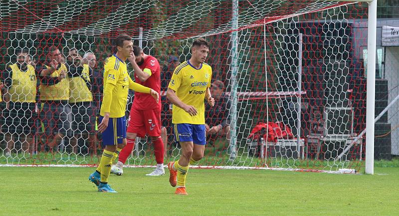 Fotbalisté ligového Zlína (žluté dresy) zvítězili na hřišti divizního Startu Brno 3:0 a postoupili do 3. kola MOL Cupu.