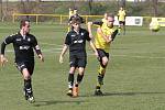 Fotbalisté Tečovic (ve žlutých dresech) v 15. kole krajské I. B třídy skupiny B zdolali béčko Holešova 2:0.