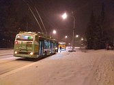 Situace v pondělí večer ve Zlíně a okolí. Silnice pokryla ledovka.