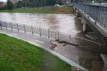 Vytrvalý déšť výrazně zvednul hladinu řeky Dřevnice. Voda zaplavila i nově vybudovanou cyklostezku.