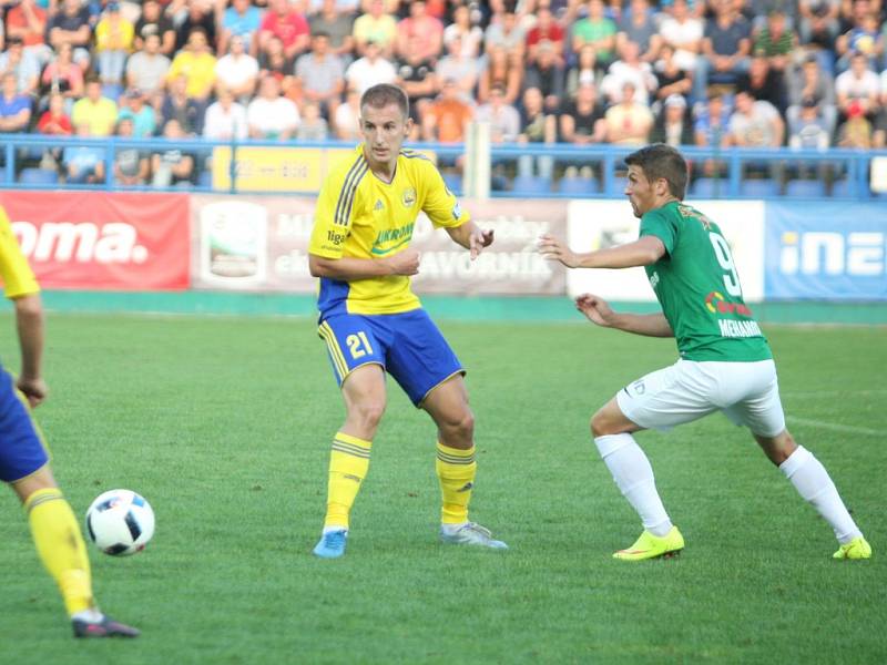 Lídr I. fotbalové ligy Fastav Zlín (ve žlutém) v 9. kole hostil na Letné Jablonec.