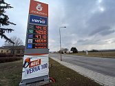 Na většině čerpacích stanic ve Zlínském kraji už cena benzinu překročila hranici 40 korun za litr.