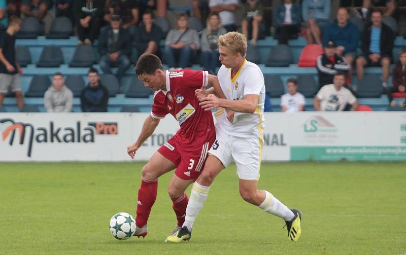 Fotbalisté Zlína B (v bílých dresech) ve 4. kole MSFL prohráli ve Velkém Meziříčí 0:2. Foto: pro Deník/Jan Zahnaš