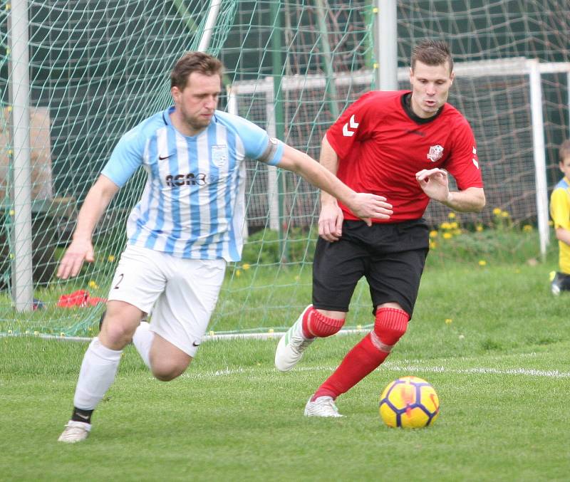 Fotbalisté Příluk (v červeném) v rámci I. B třídy skupiny A pokračují v jarní spanilé jízdě, v nedělním duelu 21. kola doma porazili 2:0 Poličnou.