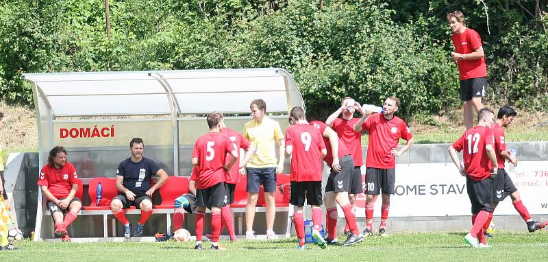 Fotbalisté Příluk (v červeném) doma ve 25. kole I. B třídy skupiny A nakonec porazili 2:1 rezervu Slavičína.