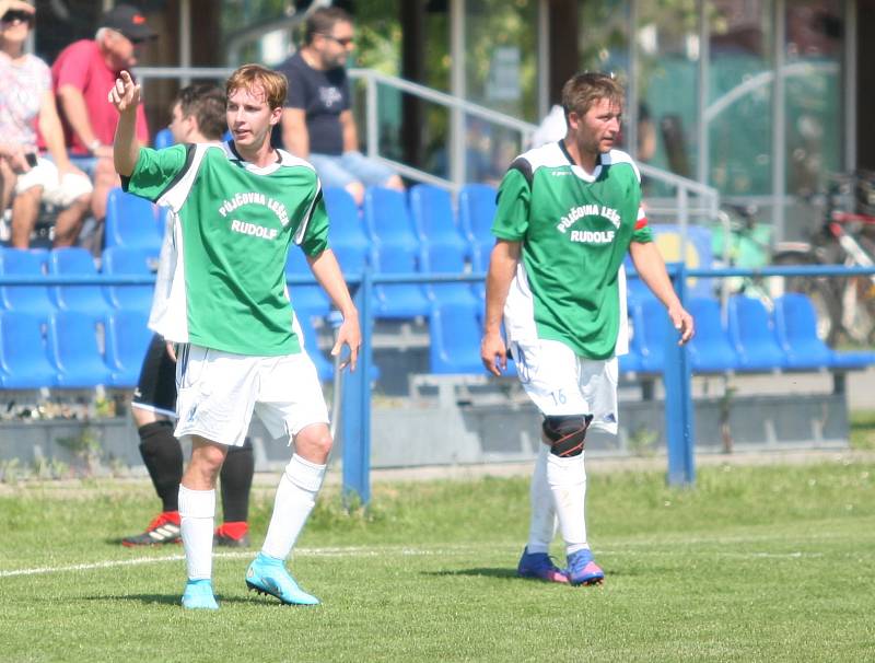 Fotbalisté Vizovic (v bílém) zaskočili v nedělním 24. kole domácí rezervu Fryštáku, kterou porazili 3:1.