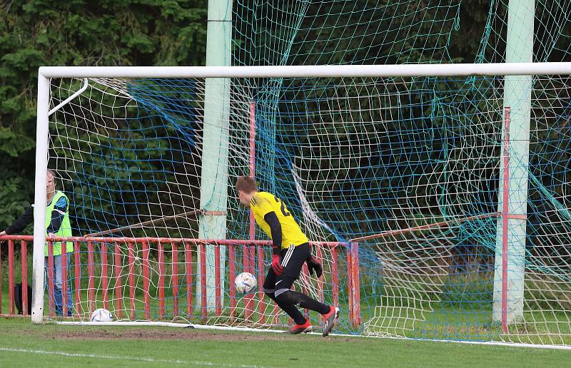 Fotbalisté Kvítkovic (modro-bílé dresy) v Mol Cupu prohráli s Třincem 1:5.