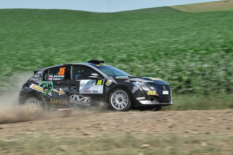 Vítězem 17. ročníku Agrotec Petronas Syntium Rally Hustopeče se stal Jan Kopecký (Škoda Fabia Rally2 evo), který o necelých sedm vteřin porazil Václava Pecha (Ford Focus WRC).