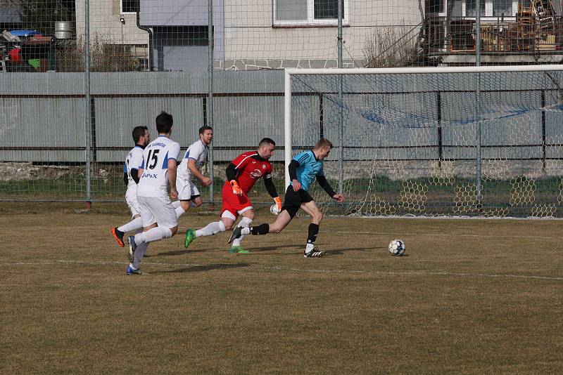 Fotbalisté Tlumačova (bílé dresy) v dohrávce 11. kola krajské I. B třídy skupiny C podlehli Polešovicím 0:2.