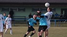 Fotbalisté Tlumačova (bílé dresy) v dohrávce 11. kola krajské I. B třídy skupiny C podlehli Polešovicím 0:2.