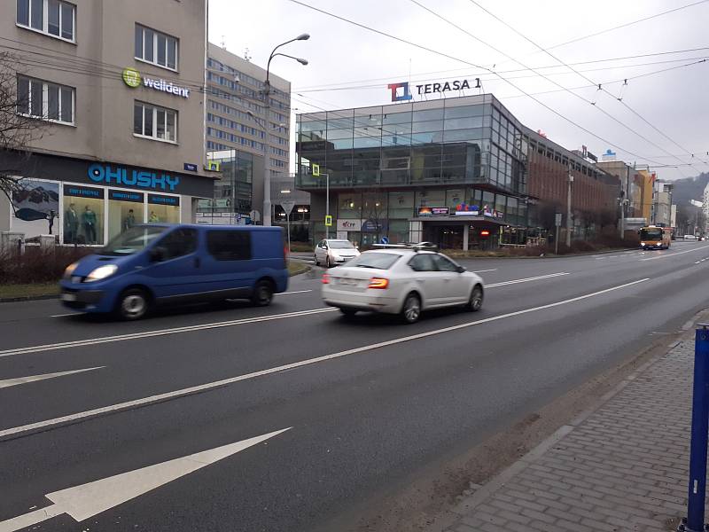 Dalším místem, kde si v krajském městě lidé zkracují cestu, je spodní konec ulice Dlouhá u prodejny Hudy sport a koncem ulice Zarámí. Kdysi zde býval přechod, ten ale město právě kvůli bezpečnosti chodců zrušilo.