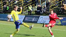 Fotbalisté Zlína B (žluté dresy) v 15. kole MSFL remizovali na Vršavě s Uničovem 1:1. Foto: Jan Zahnaš