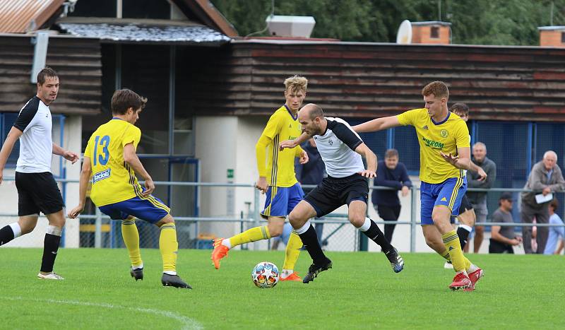 Fotbalisté Zlína B (žluté dresy) v 6. kole MSFL zdolali na Vršavě Frýdlant nad Ostravicí 1:0.