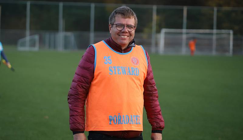 Fotbalistky Zlína (žluté dresy) v posledním podzimním zápase druhé ligy žen prohrály na Vršavě se Spartou Praha B 1:4 a přezimují poslední.